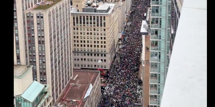 USA in rivolta contro Trump: centinaia di migliaia di cittadini per le strade