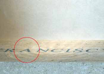 Errore clamoroso sulla tomba di Papa Francesco. Com’è stato possibile?