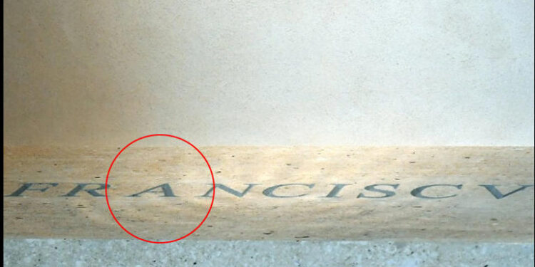 Errore clamoroso sulla tomba di Papa Francesco. Com’è stato possibile?