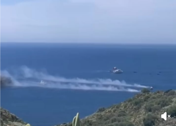 Barche in fiamme e fumo all’orizzonte: cosa sta succedendo a Lipari?