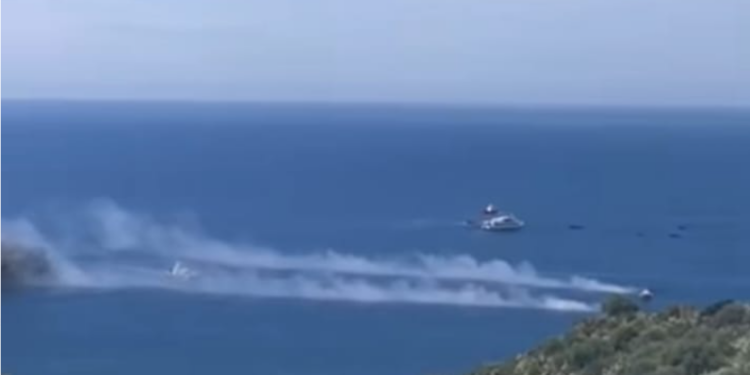 Barche in fiamme e fumo all’orizzonte: cosa sta succedendo a Lipari?