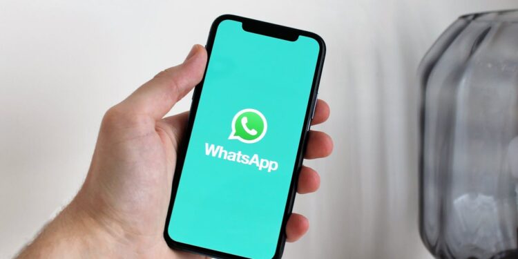 Whatsapp blocca la condivisione: dopo i test arriva l’aggiornamento ufficiale delle chat