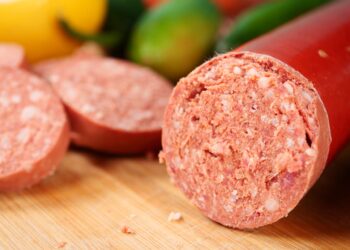 Salame di uno storico marchio italiano ritirato dai supermercati: corpi estranei all’interno