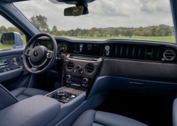 Rolls-Royce svela Black Badge Cullinan Daisy: tettino con cielo stellato e ombrelli su misura per un comfort che non ha eguali