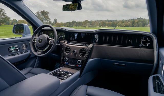 Rolls-Royce svela Black Badge Cullinan Daisy: tettino con cielo stellato e ombrelli su misura per un comfort che non ha eguali