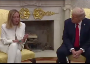 Meloni silenzia la traduttrice e prende la scena: Washington le tende la mano