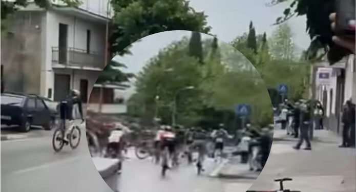 Inferno al Giro d’Italia. Maxi-caduta e ciclisti sotto choc. Arriva anche l’elisoccorso