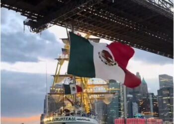 Tragedia in diretta: la nave scuola della Marina si spezza contro il Ponte di Brooklyn, 2 vittime e caos