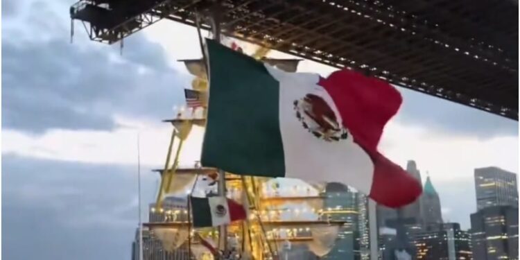 Tragedia in diretta: la nave scuola della Marina si spezza contro il Ponte di Brooklyn, 2 vittime e caos