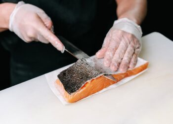 Salmone infetto sulla tavola: allerta salute per il flagello dei pidocchi marini