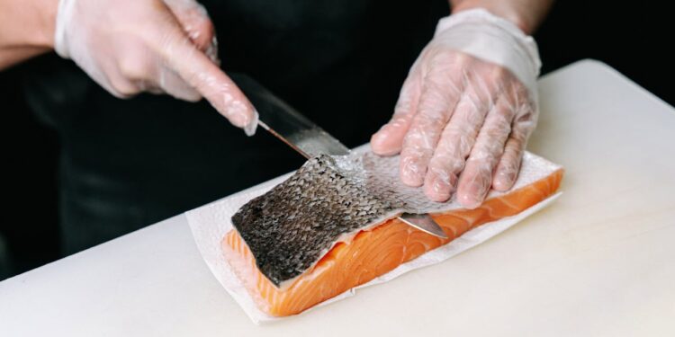 Salmone infetto sulla tavola: allerta salute per il flagello dei pidocchi marini