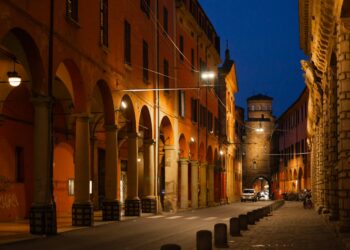 Terremoto a Bologna: paura nella notte, gente in strada