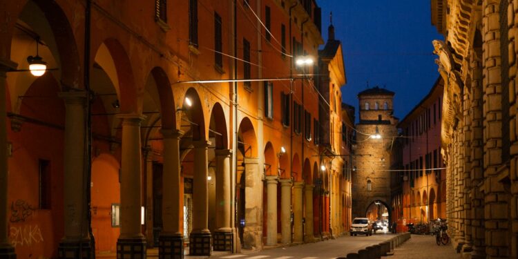 Terremoto a Bologna: paura nella notte, gente in strada
