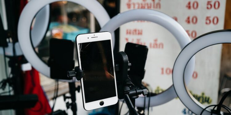 Femminicidio. Influencer di 23 anni uccisa in diretta su TikTok. Le sue ultime parole: “Stanno arrivando”