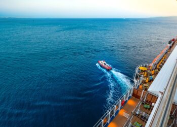 Panico al porto di Catania: la nave da crociera sbanda per il vento, turisti in acqua