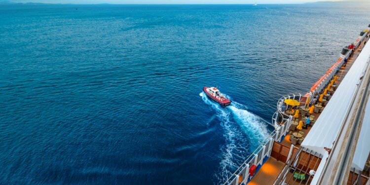 Panico al porto di Catania: la nave da crociera sbanda per il vento, turisti in acqua