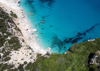 La spiaggia più bella del mondo 2025 è in Italia: dove si trova la baia che ha superato Polinesia e Filippine