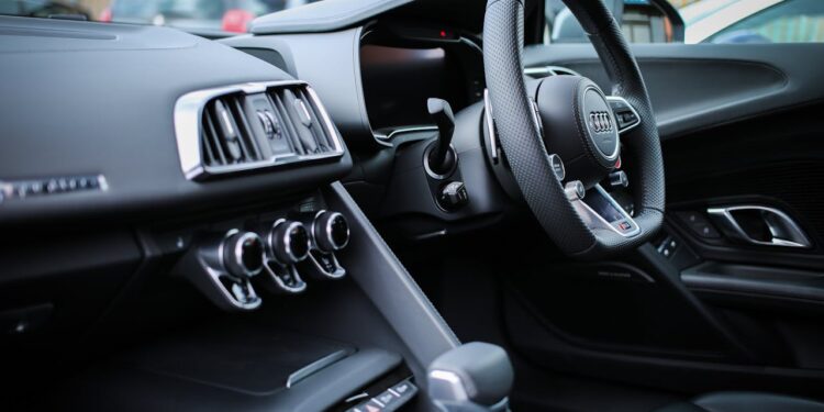 L’ex-Ministro Giovanardi denuncia il furto dell’Audi, ma aveva dimenticato di averla parcheggiata. Forze dell’ordine mobilitate per 24 ore