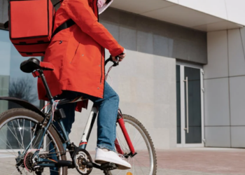 Truffa del finto rider: si lancia sulla tua auto e chiede il risarcimento. Come funziona il raggiro