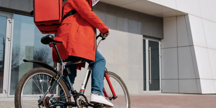 Truffa del finto rider: si lancia sulla tua auto e chiede il risarcimento. Come funziona il raggiro