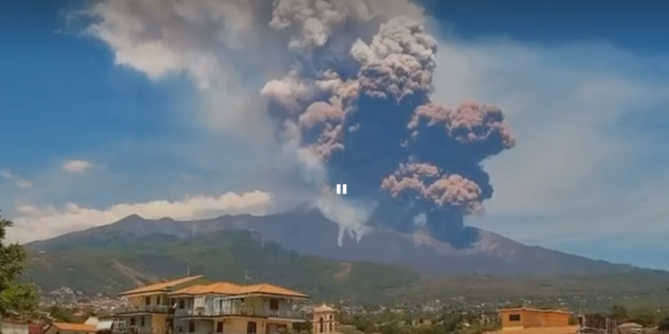 Erutta l’Etna: crolla parte del cratere Sud-Est, diramata allerta rossa