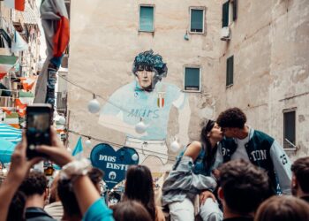 Tremenda espolsione nel centro di Napoli: muore un uomo, donna in fin di vita