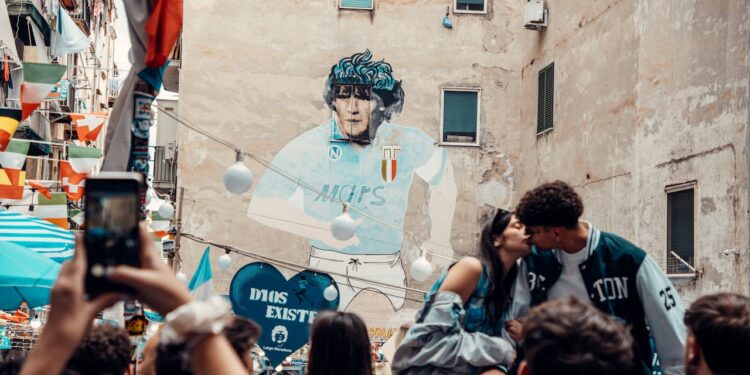 Tremenda espolsione nel centro di Napoli: muore un uomo, donna in fin di vita