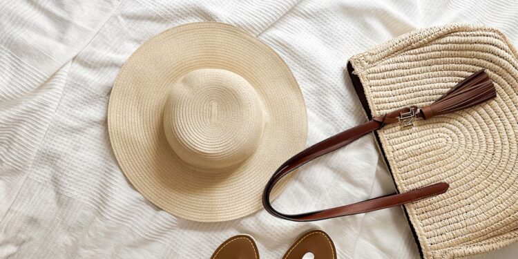 Gallipoli, stretta sul decoro: multe salate per chi gira in costume per le strade del centro