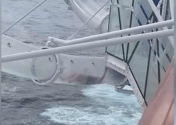 Crociera da incubo: passeggera bloccata nello scivolo, il video fa impazzire TikTok