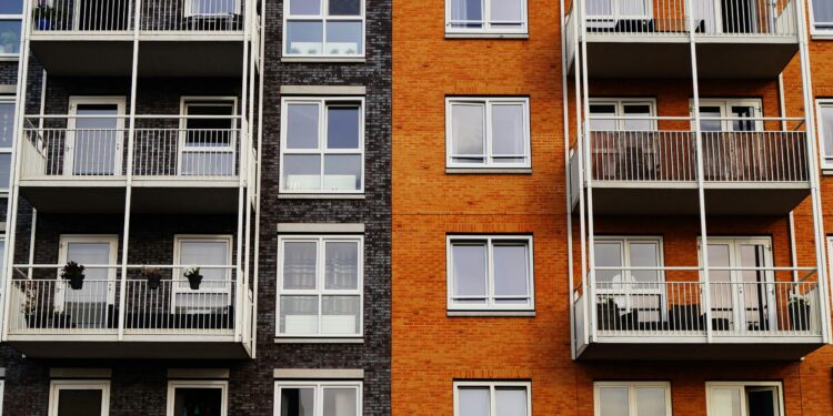 Milano, si lancia dal balcone per togliersi la vita: travolge una donna e la uccide