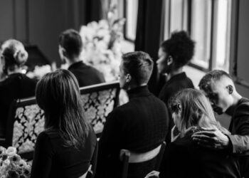 22enne dichiarato morto, si presenta in chiesa durante il proprio funerale: “Non sono io”