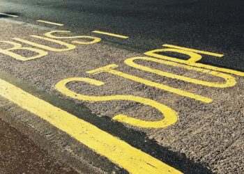 Udine, scuolabus si ribalta dopo l’impatto con un’auto: feriti bambini e adulti