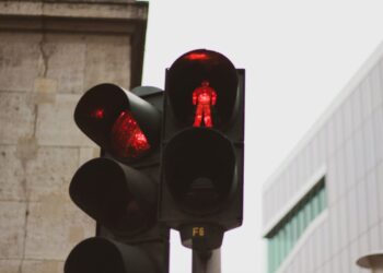 T-Red, il vigile invisibile all’incrocio: come riconoscerlo e difendersi dalle sanzioni automatizzate