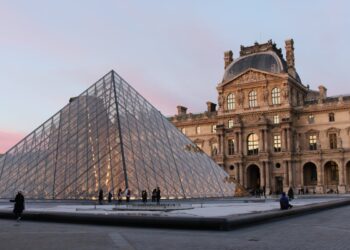 Furto al Louvre: sfilati i gioielli di Napoleone in 7 minuti. Francia sotto shock