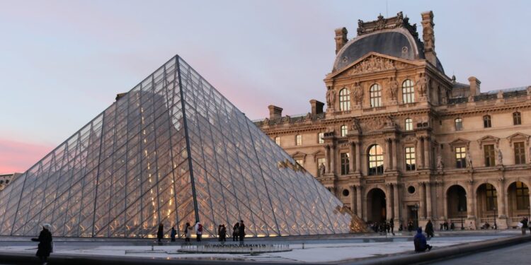 Furto al Louvre: sfilati i gioielli di Napoleone in 7 minuti. Francia sotto shock