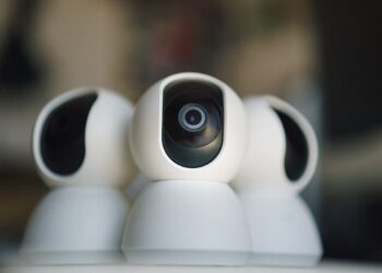 L’Aquila: microcamere nei bagni e case sotto controllo. Dodici appartamenti spiati da un solo uomo e Live streaming privati