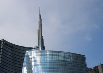 Milano, accoltellata alle spalle in pieno centro sotto gli occhi dei passanti. Gravissima una donna